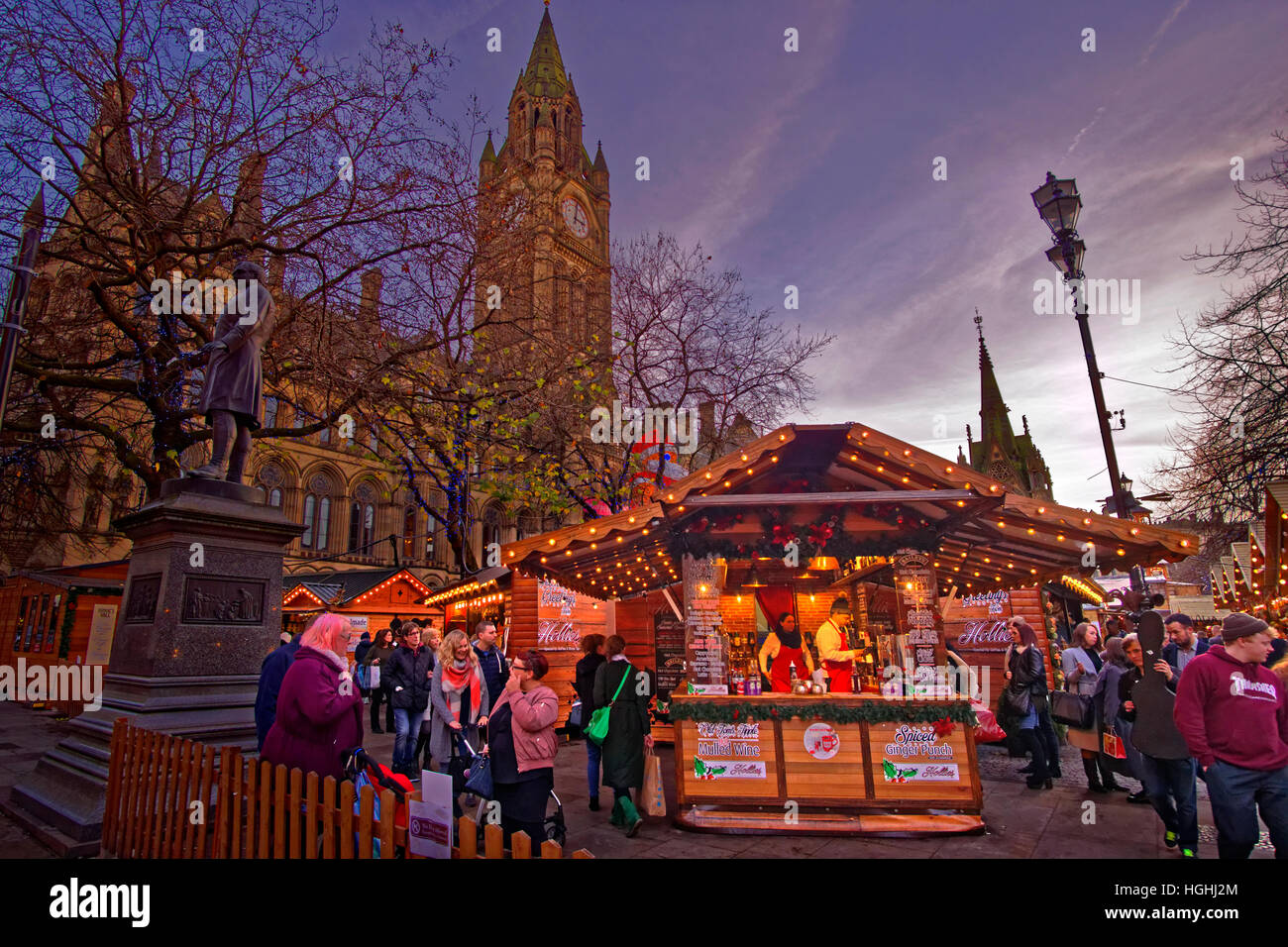 Manchester-Weihnachtsmarkt und Rathaus am Albert Square, Manchester Stadtzentrum, Greater Manchester. England, UK. Stockfoto