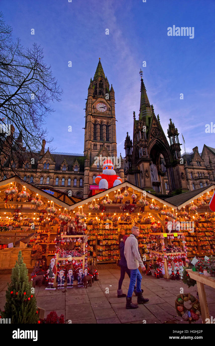 Manchester-Weihnachtsmarkt und Rathaus am Albert Square, Manchester Stadtzentrum, Greater Manchester. England. VEREINIGTES KÖNIGREICH. Stockfoto
