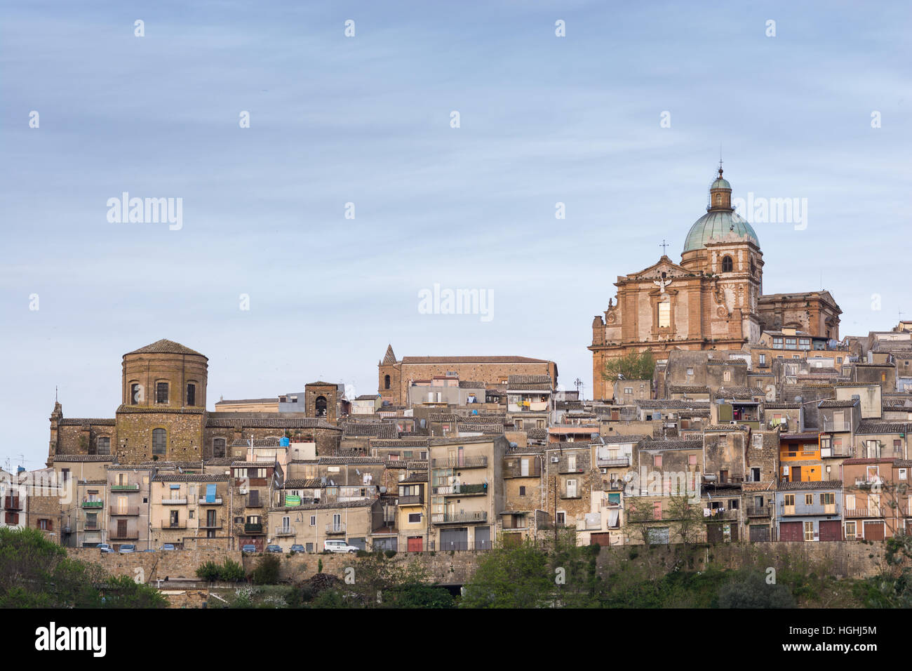 Uralte Landschaft von Piazza Armerina bei Sonnenuntergang. Aus Sonnenlicht zu Nacht Licht, das durch die blaue Stunde. Sie sehen die barocke Kathedrale, Heilige Maria o Stockfoto