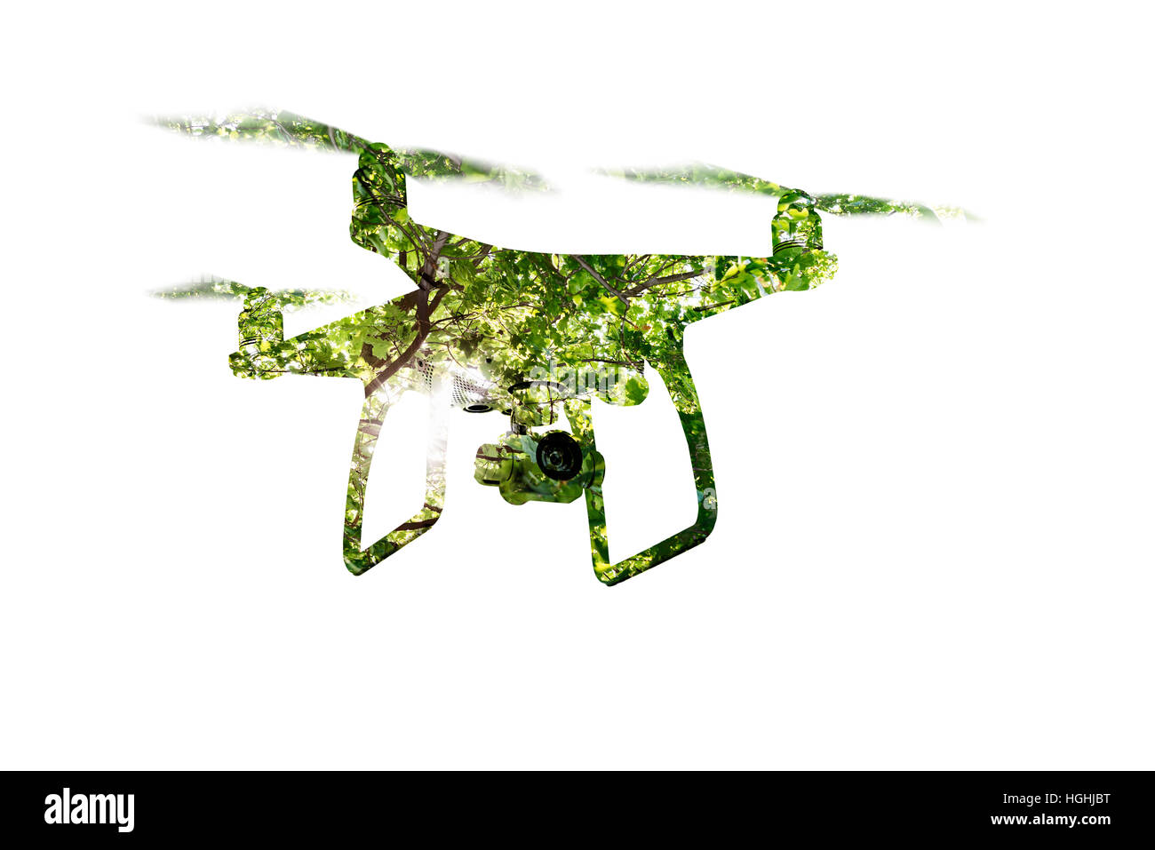 Doppelbelichtung. Schwebende Drohne die Bilder von grünen Bäumen. Stockfoto