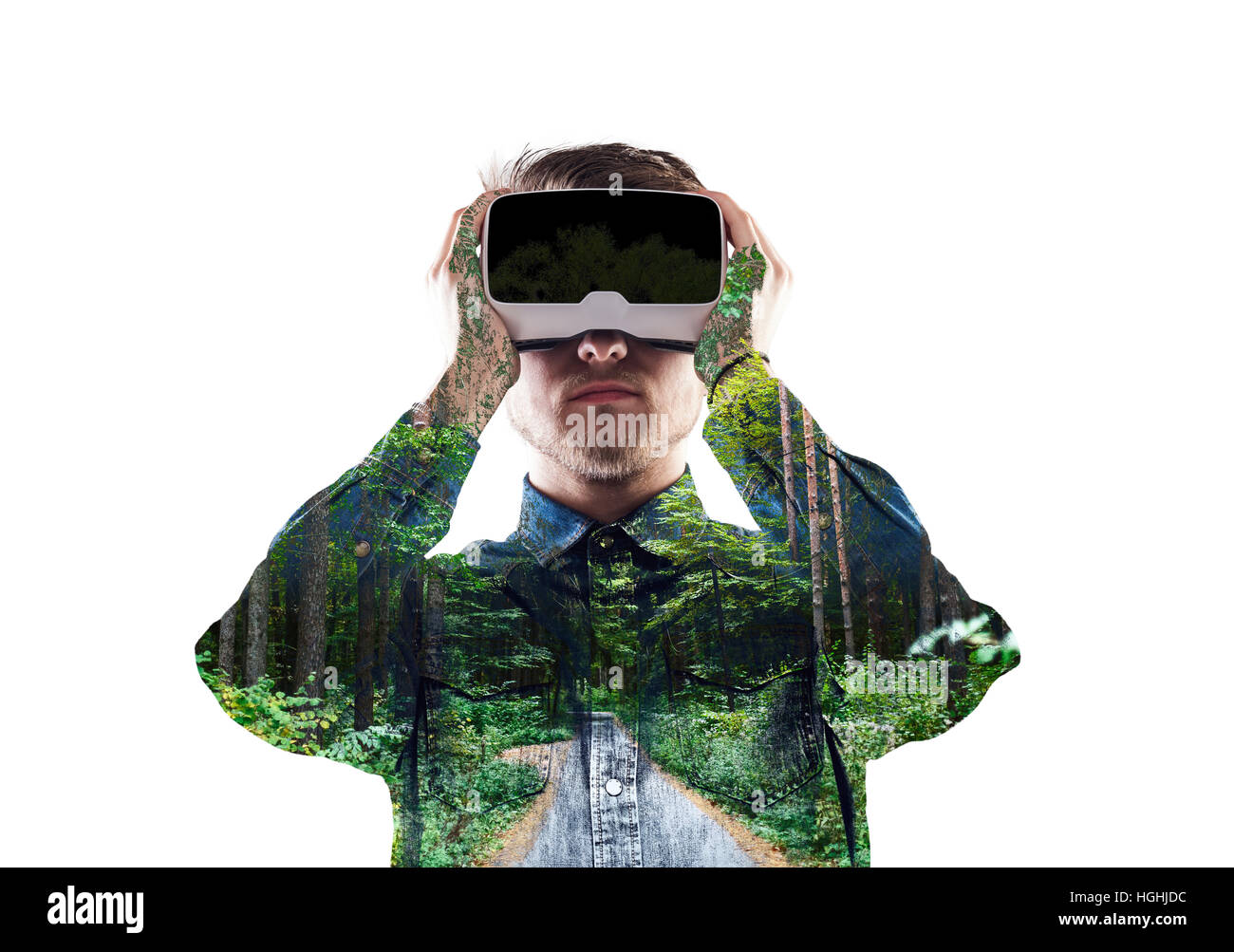 Doppelbelichtung. Mann mit virtual-Reality-Brille. Wald. TR Stockfoto