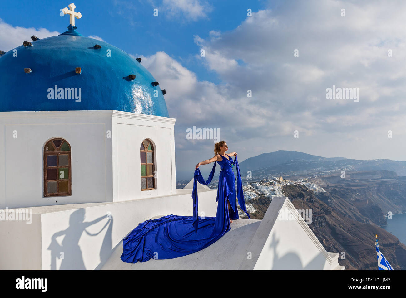 Schöne Frau in einem blauen Kleid Stockfoto