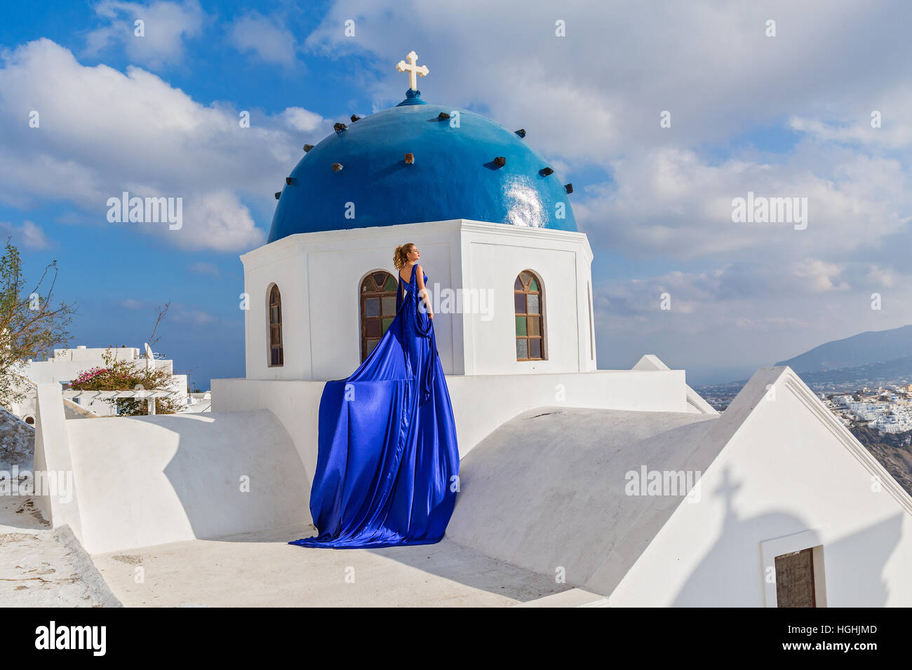 Schöne Frau in einem blauen Kleid Stockfoto