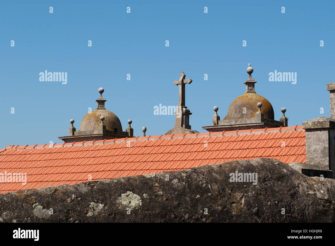 Porto, Portugal, Europa: die Türme und die roten Dach des 16. Jahrhundert Kirche St. Laurentius, Convento de Sao Lourenco in der Altstadt Stockfoto