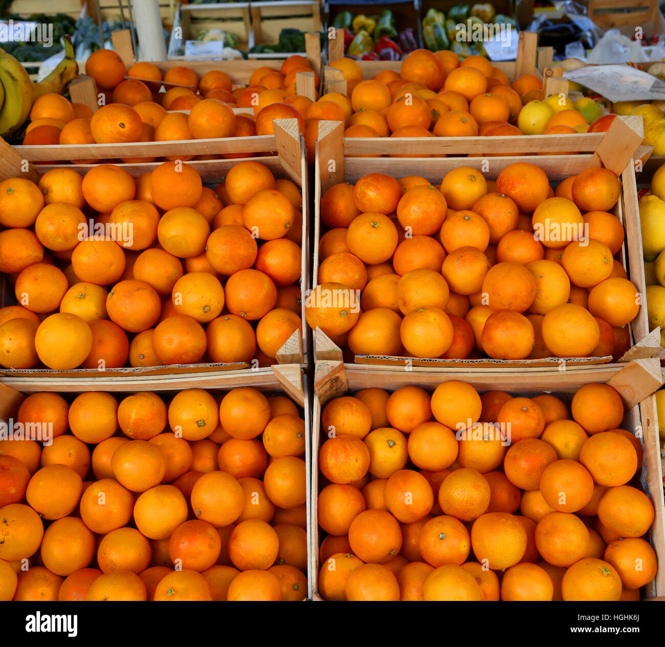 Orangen mit natürlichen Behandlungen ohne chemische Zusätze auf dem lokalen Markt Stockfoto