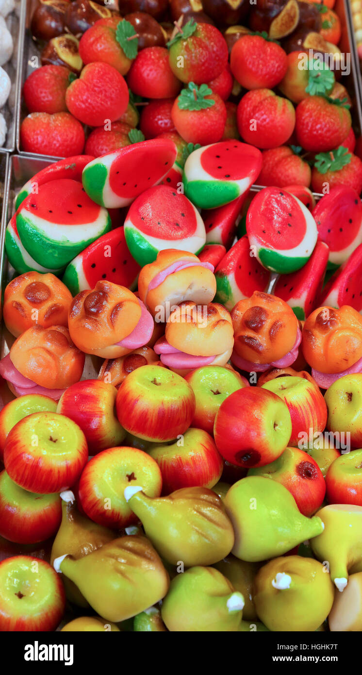 Obst-förmigen Marzipan in Körben in einem Shop in Italien Stockfoto