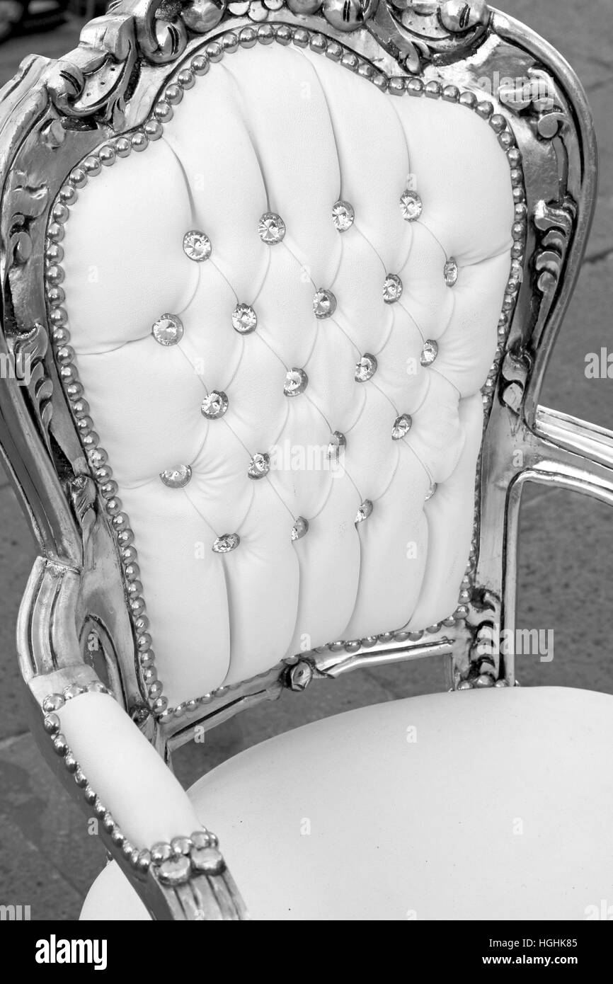 kostbare antike Sitz Thron in weißem Leder und Diamant-Knöpfe mit Silberstreifen am Horizont Stockfoto
