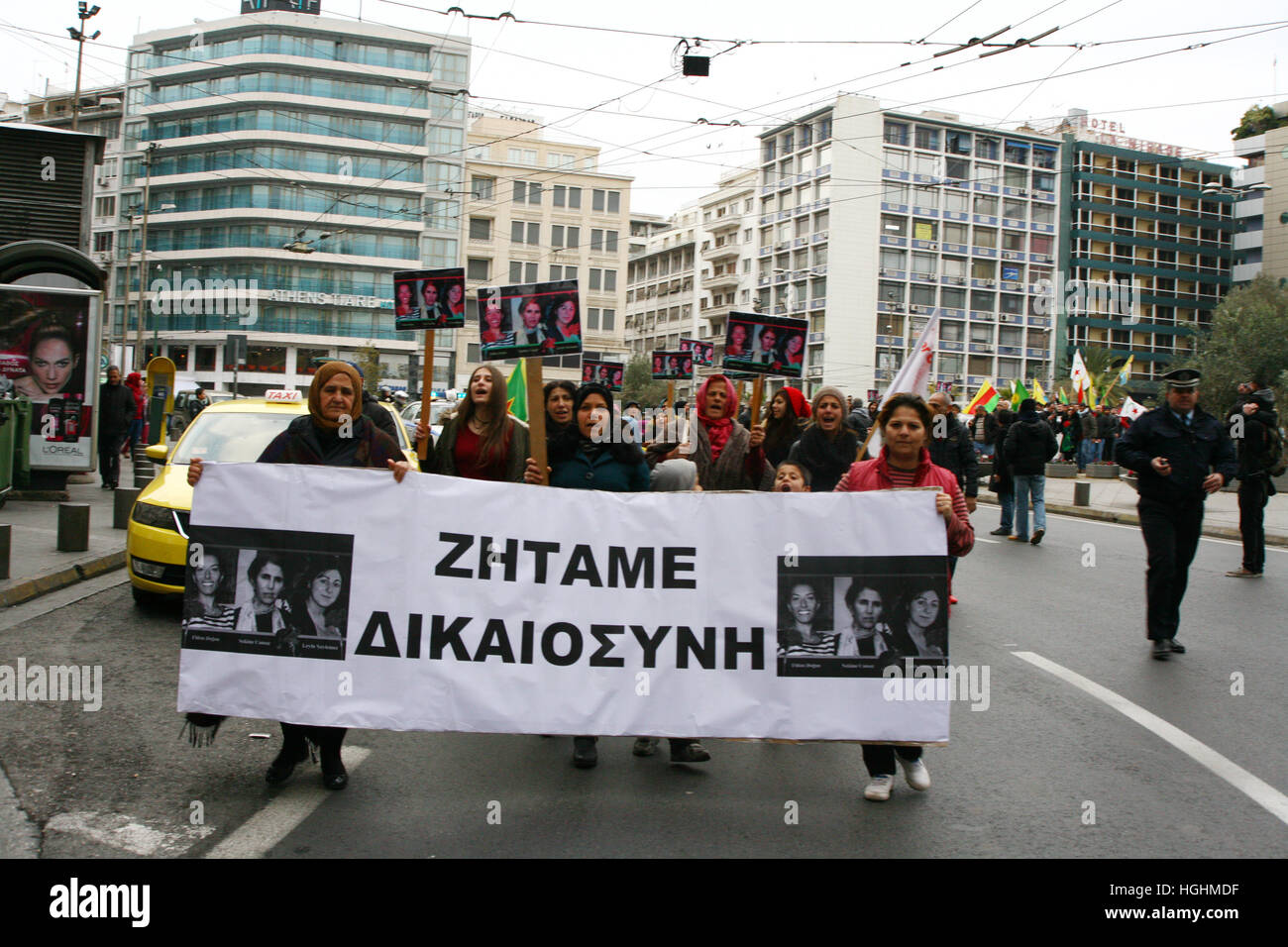 Athen, Griechenland. 9. Januar 2017. Kurden demonstrieren in Athen zum 4. Jahrestag der das Massaker von Paris wurden 3 KurdInnen, Sakine Dosen? Z, Fidan? ein und Leyla? Aylemez, in Paris ermordet wurden. Dosen? Z war einer der Gründer von der kurdischen Arbeiterpartei (PKK), Fidan?, die Vertreter der kurdischen nationalen Kongress (KNK) in Paris und Leyla? Aylemez, Mitglied der kurdischen Jugendbewegung. © George Panagakis/Pacific Press/Alamy Live-Nachrichten Stockfoto