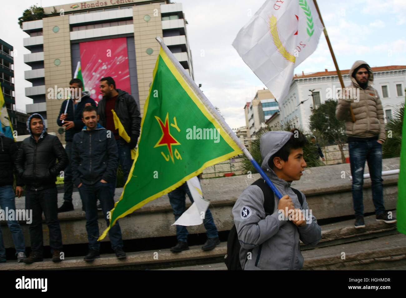 Athen, Griechenland. 9. Januar 2017. Kurden demonstrieren in Athen zum 4. Jahrestag der das Massaker von Paris wurden 3 KurdInnen, Sakine Dosen? Z, Fidan? ein und Leyla? Aylemez, in Paris ermordet wurden. Dosen? Z war einer der Gründer von der kurdischen Arbeiterpartei (PKK), Fidan?, die Vertreter der kurdischen nationalen Kongress (KNK) in Paris und Leyla? Aylemez, Mitglied der kurdischen Jugendbewegung. © George Panagakis/Pacific Press/Alamy Live-Nachrichten Stockfoto