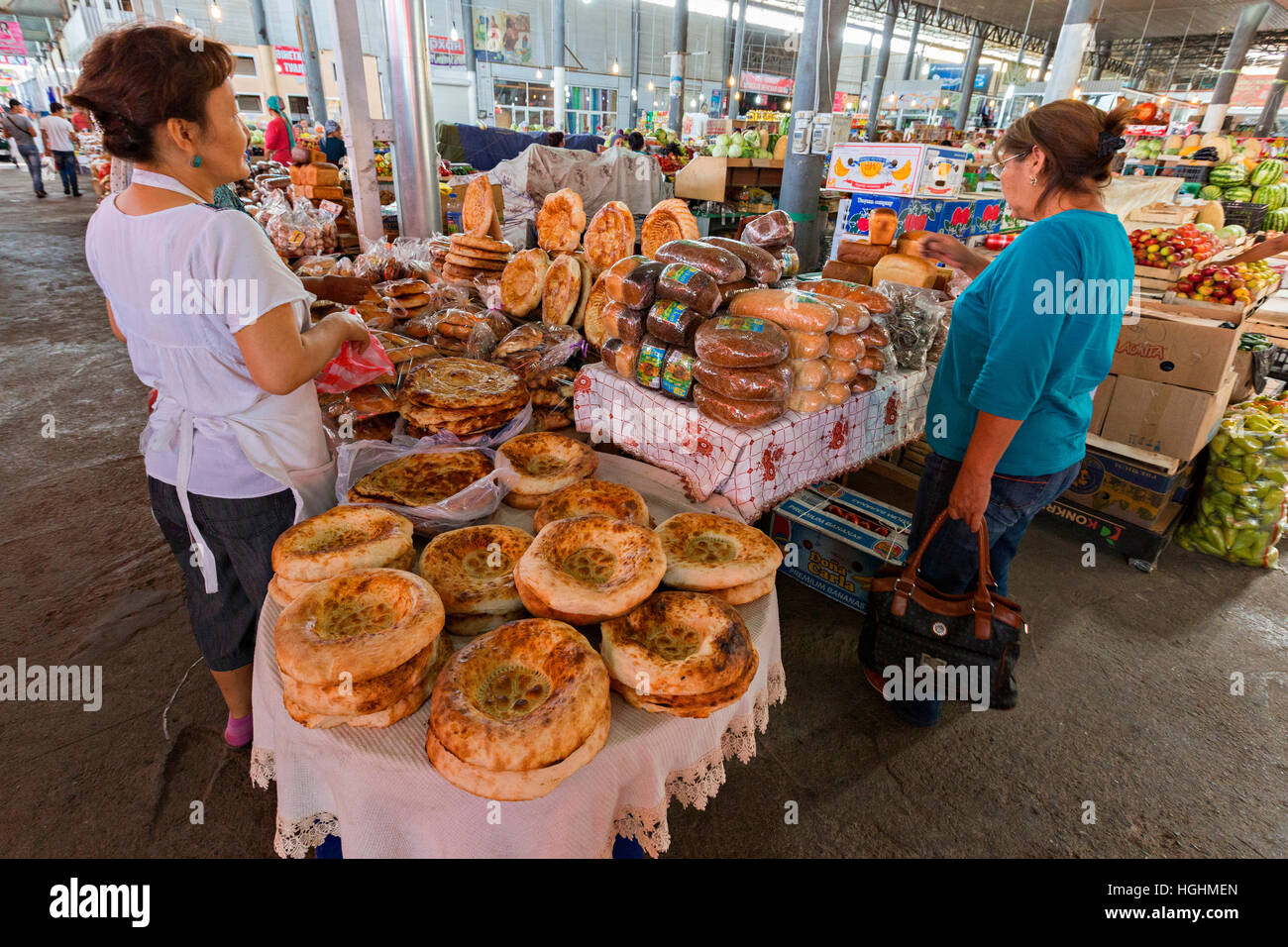 Kasachische Frauen Shop im Samal Basar in Schymkent, Kasachstan Stockfoto