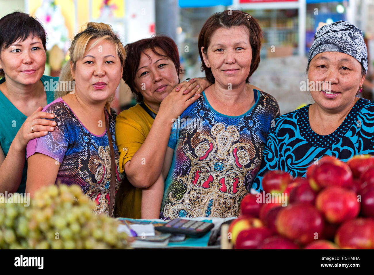 Kasachische Frauen in den Samal-Basar in Schymkent, Kasachstan Stockfoto