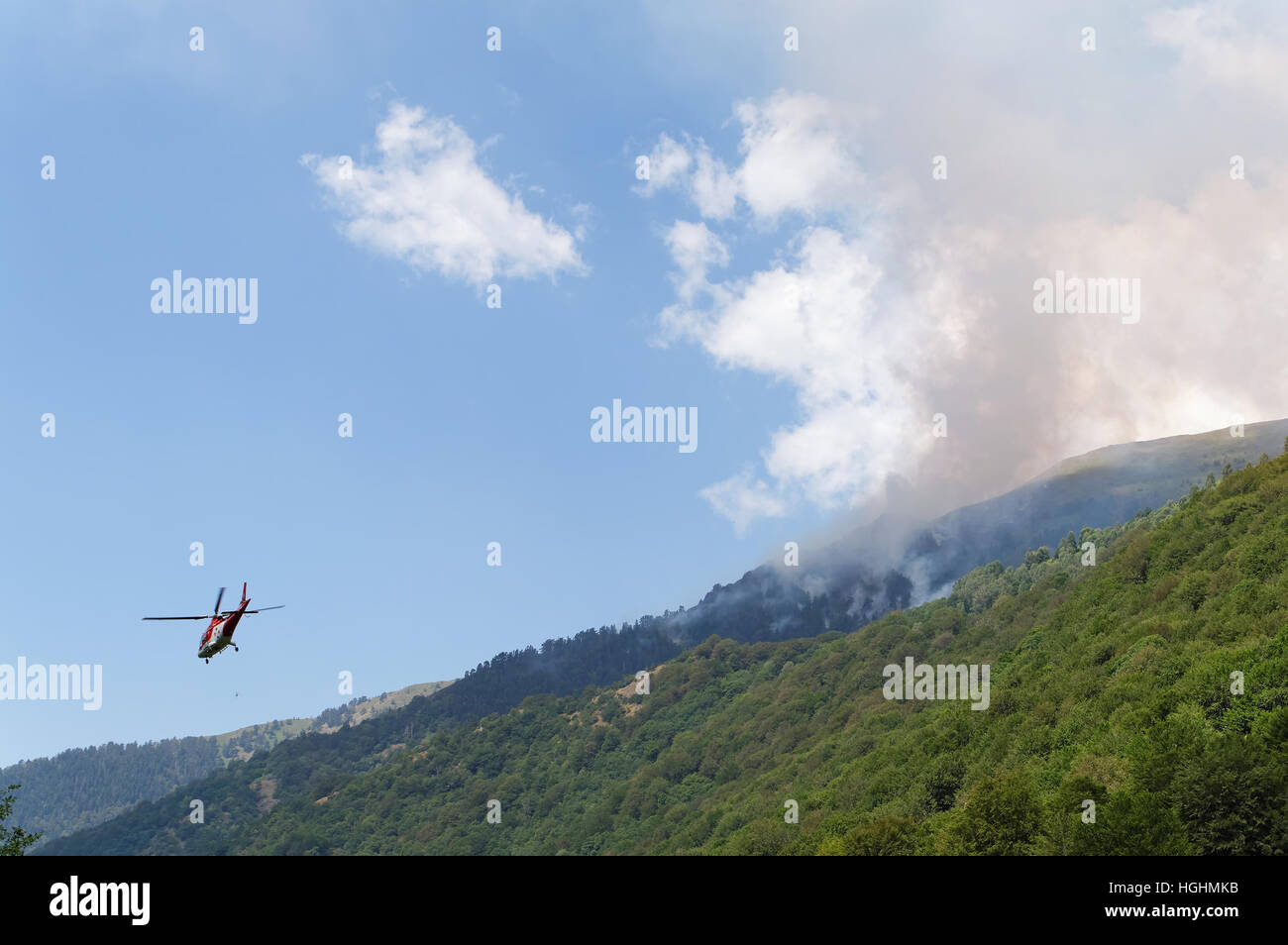 Hubschrauber kämpfen weit verbreitete Berg Waldbrand im Rila-Gebirge, Bulgarien Stockfoto