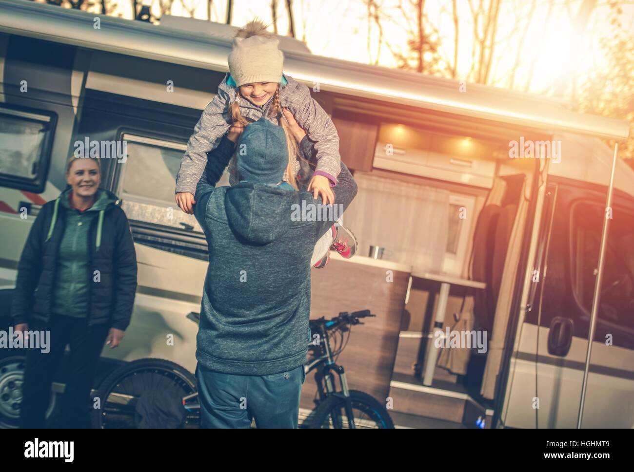Familie Camping Zeit. Junge Familie mit Kind und Camper Wohnmobil während Herbst Camping-Ausflug. Stockfoto