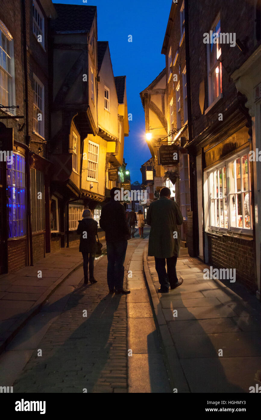Eine Familie in The Shambles in York, in der Nacht... Diese berühmte Straße ist bei Touristen sehr beliebt. Stockfoto