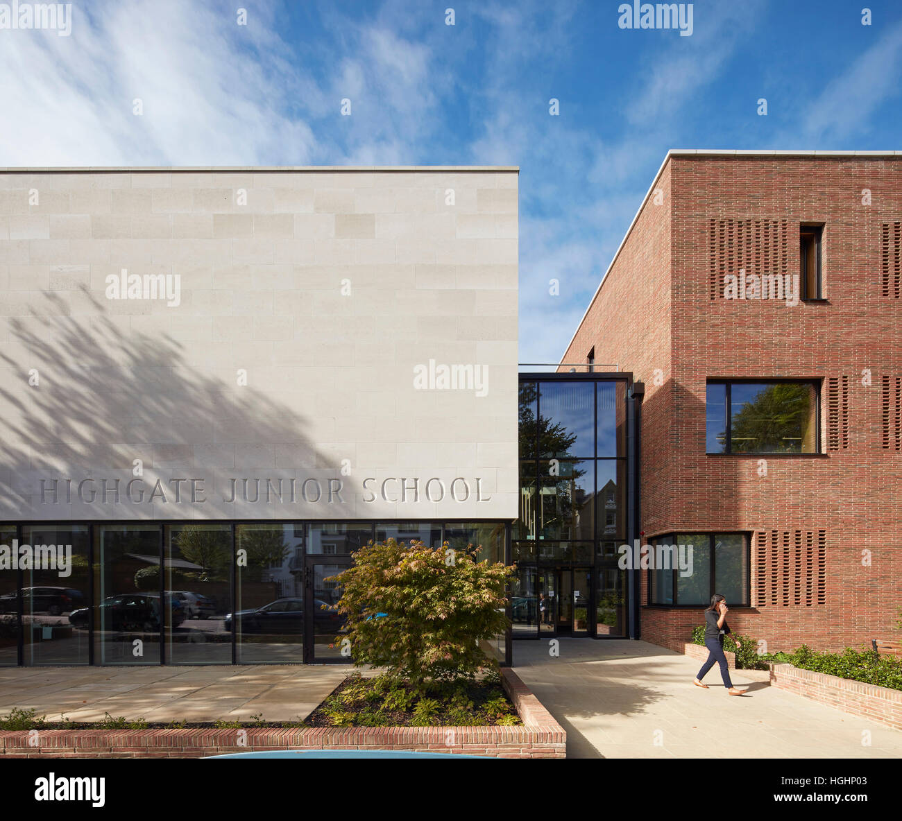 Vorderansicht mit Eingang der Schule und die Schule Beschilderung. Highgate School, London, Vereinigtes Königreich. Architekt: Architype Limited, 2016. Stockfoto