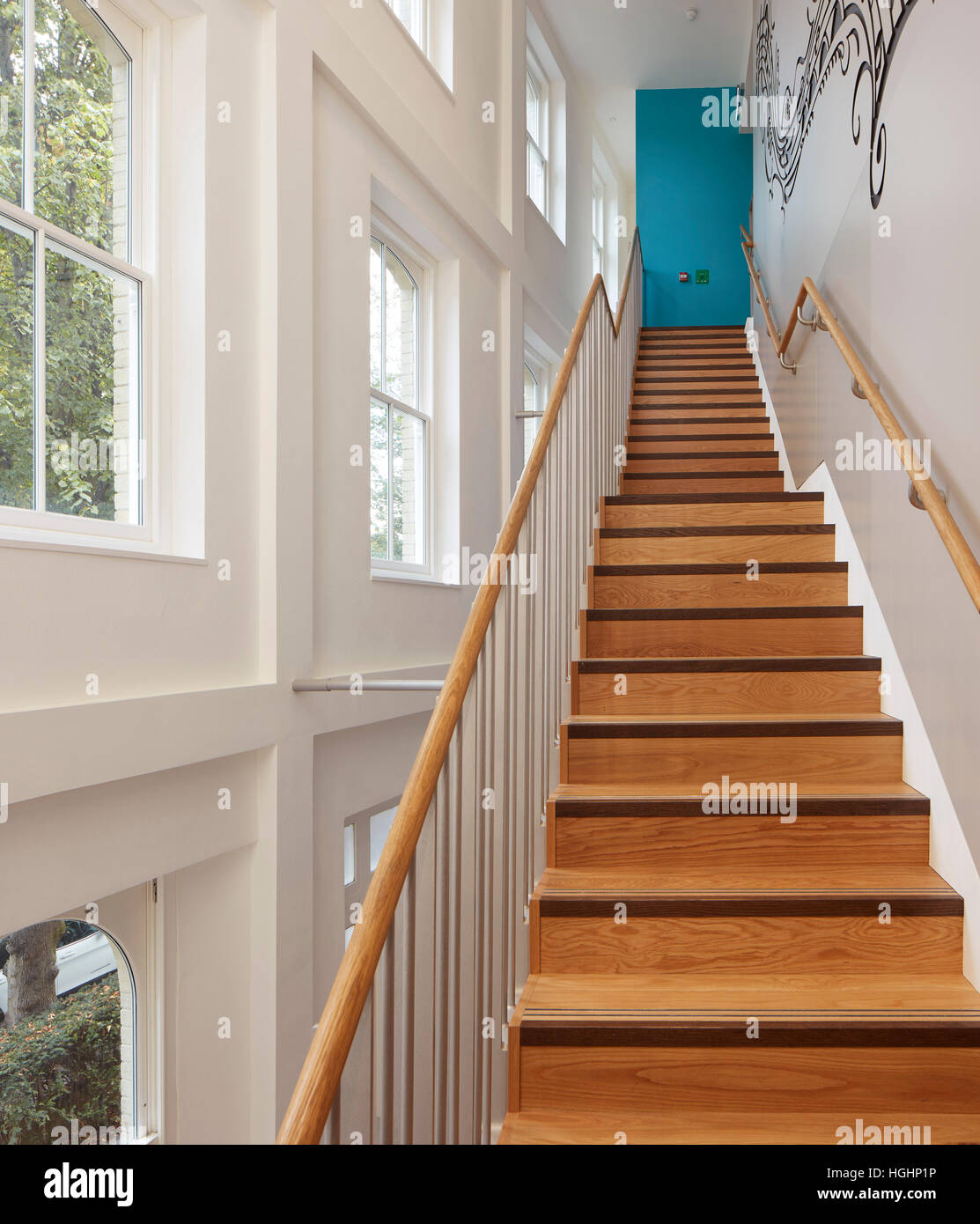 Treppe im renovierten Ingleholme Villa. Highgate School, London, Vereinigtes Königreich. Architekt: Architype Limited, 2016. Stockfoto