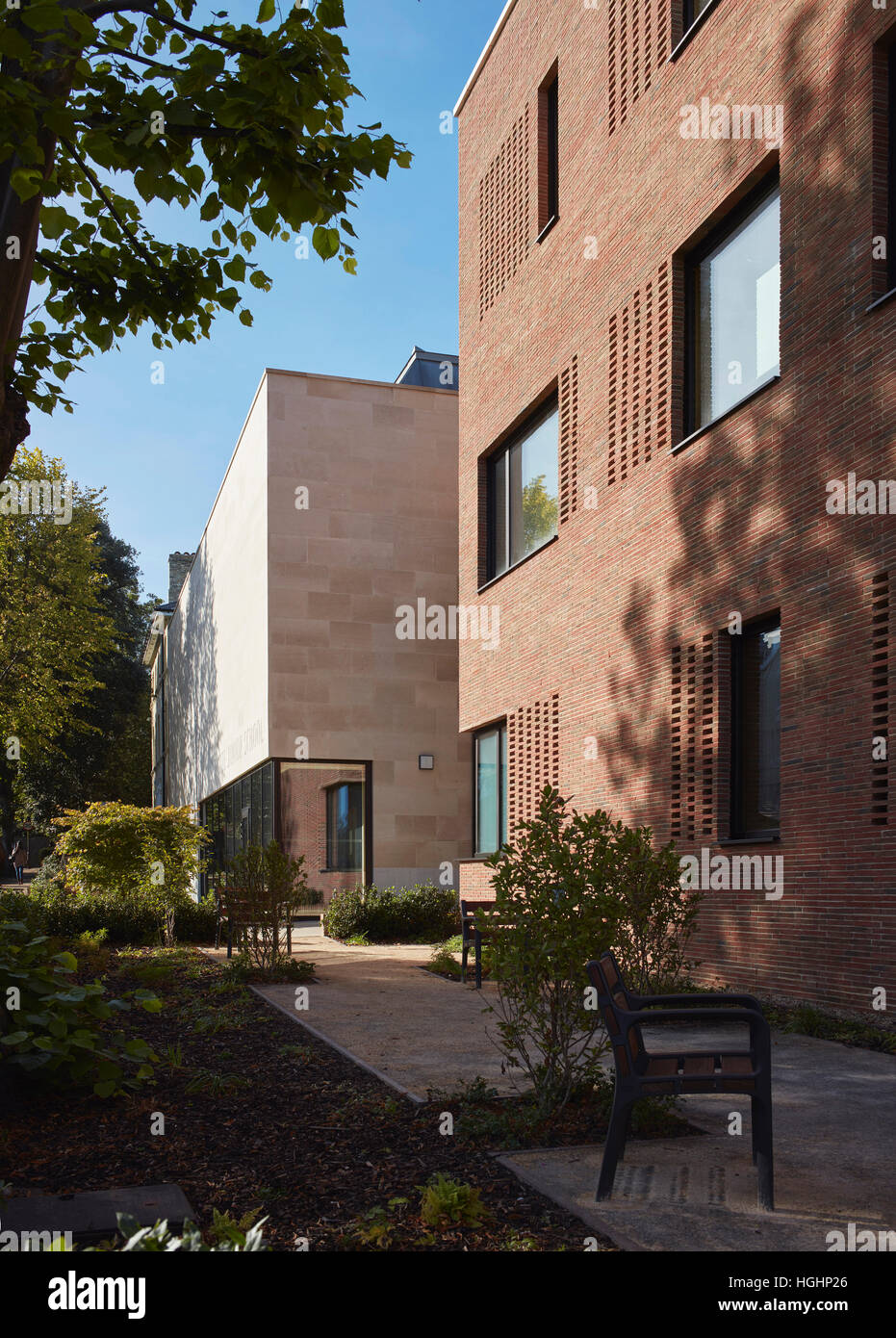 Perspektive entlang Eingangsfassade. Highgate School, London, Vereinigtes Königreich. Architekt: Architype Limited, 2016. Stockfoto