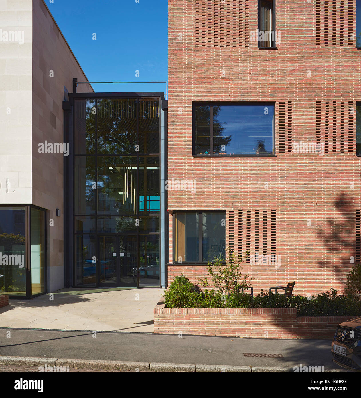 Frontansicht mit Schule Eingang. Highgate School, London, Vereinigtes Königreich. Architekt: Architype Limited, 2016. Stockfoto