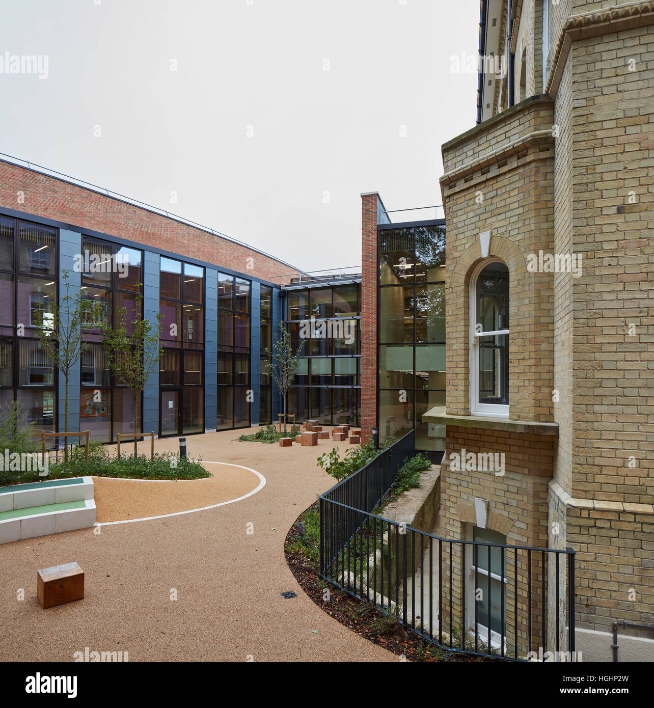 Äußeren Hof zwischen Ingleholme Villa und Neubau. Highgate School, London, Vereinigtes Königreich. Architekt: Architype Limited, 2016. Stockfoto