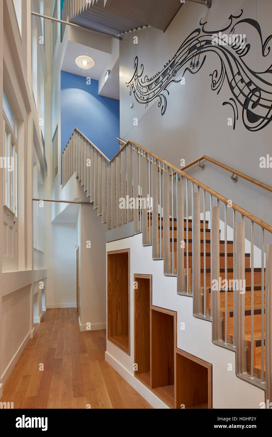 Renovierte Treppe in Ingleholme Villa. Highgate School, London, Vereinigtes Königreich. Architekt: Architype Limited, 2016. Stockfoto