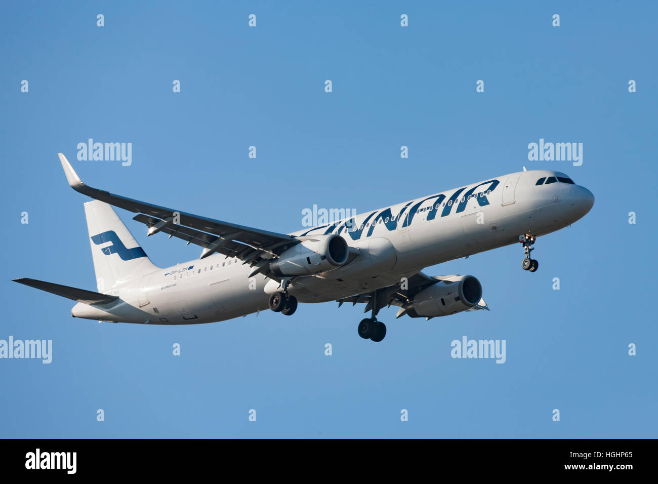 Finnair-Verkehrsflugzeug, die Landung in Kopenhagen Stockfoto