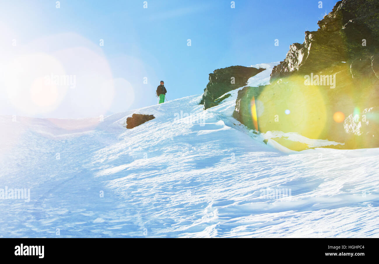 Granada, Spanien. 30. Dezember 2016. Kevin Blanc, professionelle Freeride Skifahrer Stand oben auf die Berge der Sierra Nevada. Stockfoto