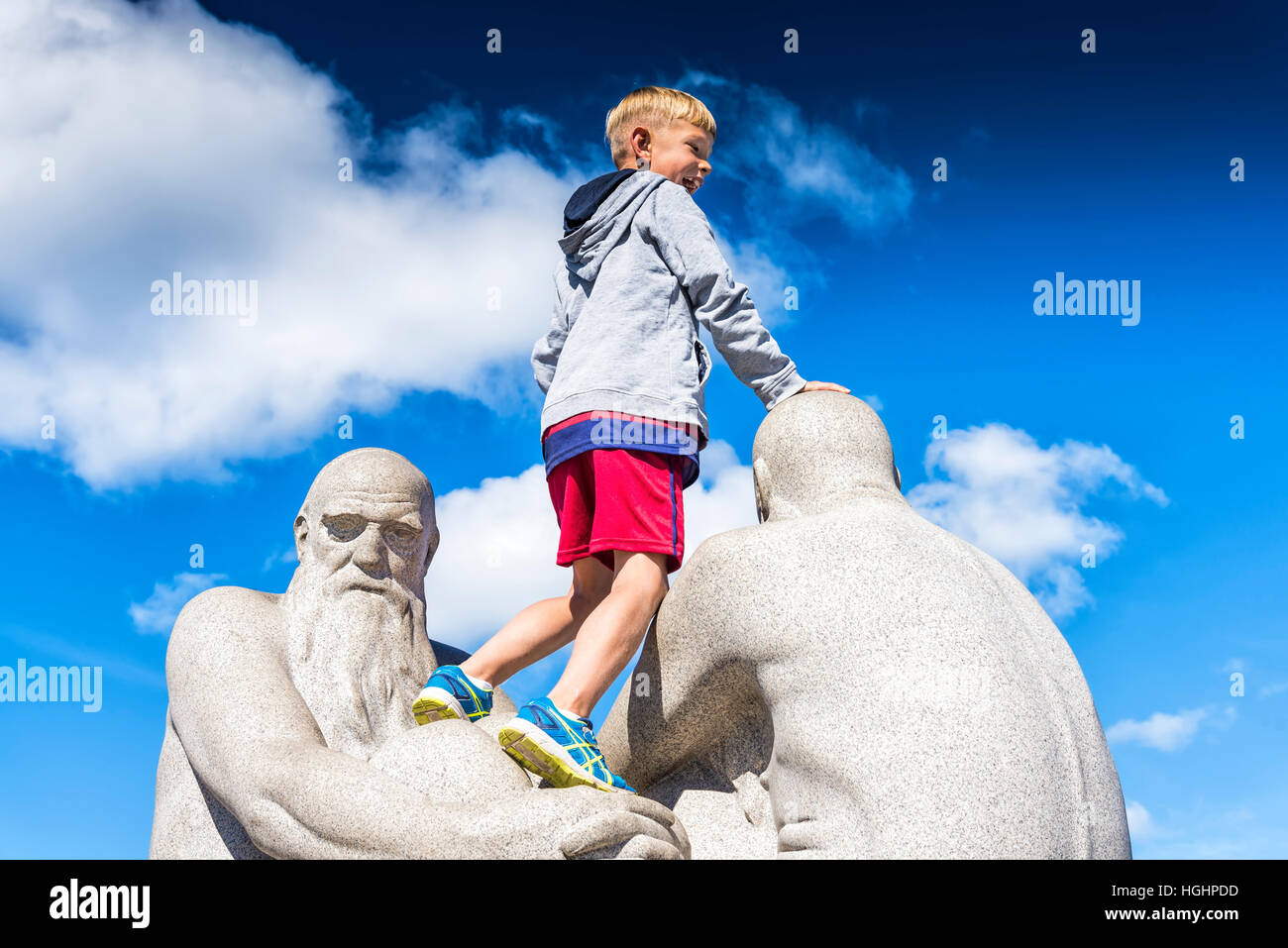 Oslo, Norwegen - 11. August 2016: Lächelnde junge Skulptur im Vigeland Park, Skulpturenpark der weltgrößten gemacht von einem einzigen Künstler Stockfoto