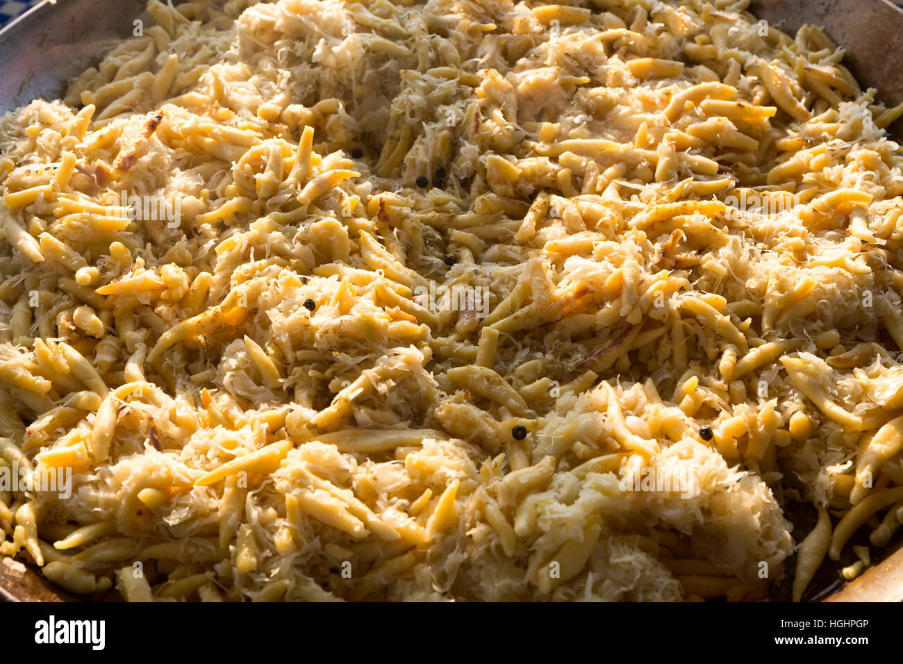 Typisch bayerische goldene Kartoffelknödel mit sauerkraut Stockfoto