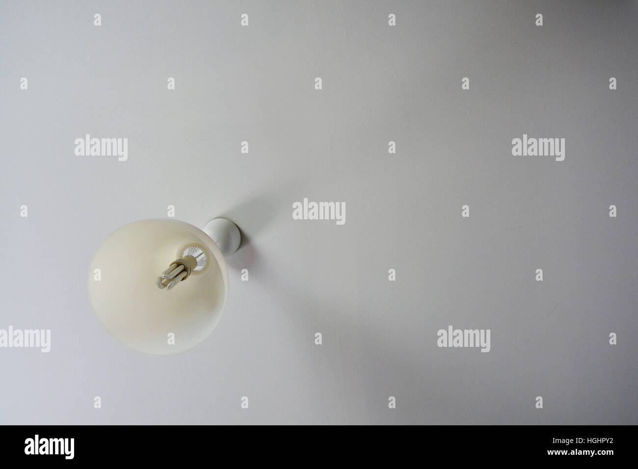 Weiße Lampe auf einer weißen Wand Stockfoto