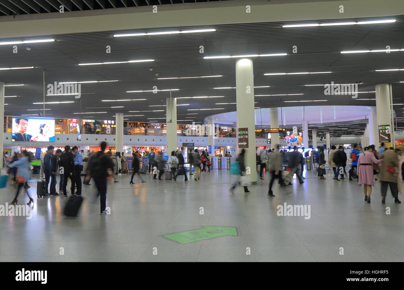 Die Leute reisen Peoples Square u-Bahnstation in Shanghai China. Stockfoto