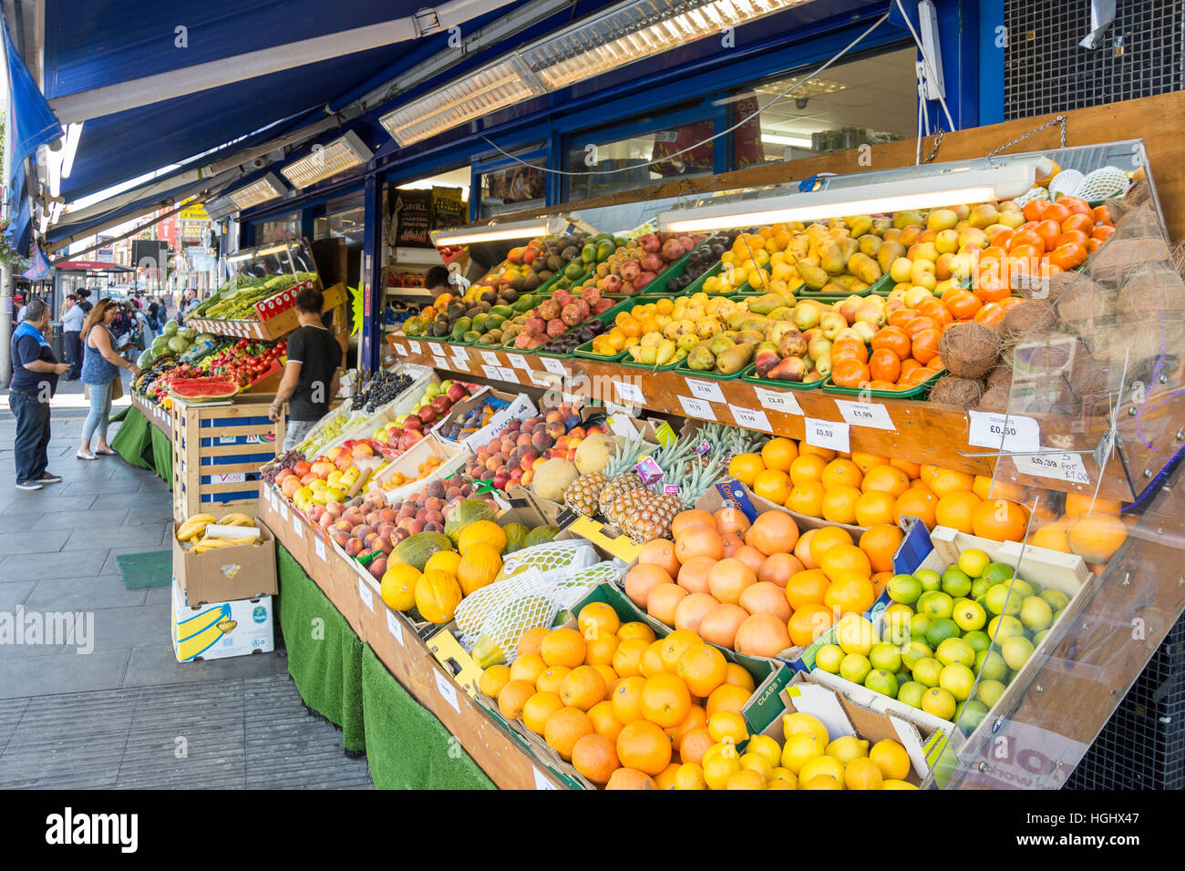 Obst & Gemüseladen anzuzeigen, Acton High Street, Acton, London Borough of Ealing, Greater London, England, Vereinigtes Königreich Stockfoto