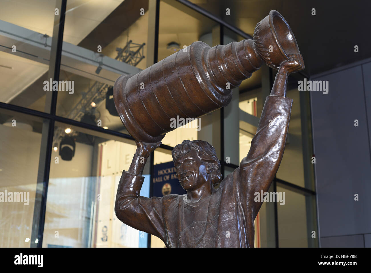 Eine Statue von Eishockey-star Wayne Gretzky hält den Stanley Cup vor Ort Rogers Arena in Edmonton, Alberta, Kanada Stockfoto