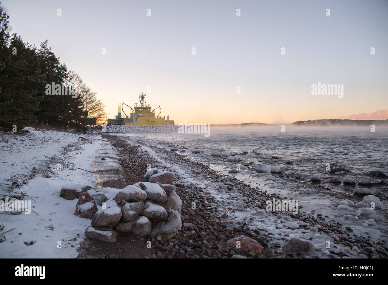 Gefrorene Küste nahe Fährhafen Stockfoto