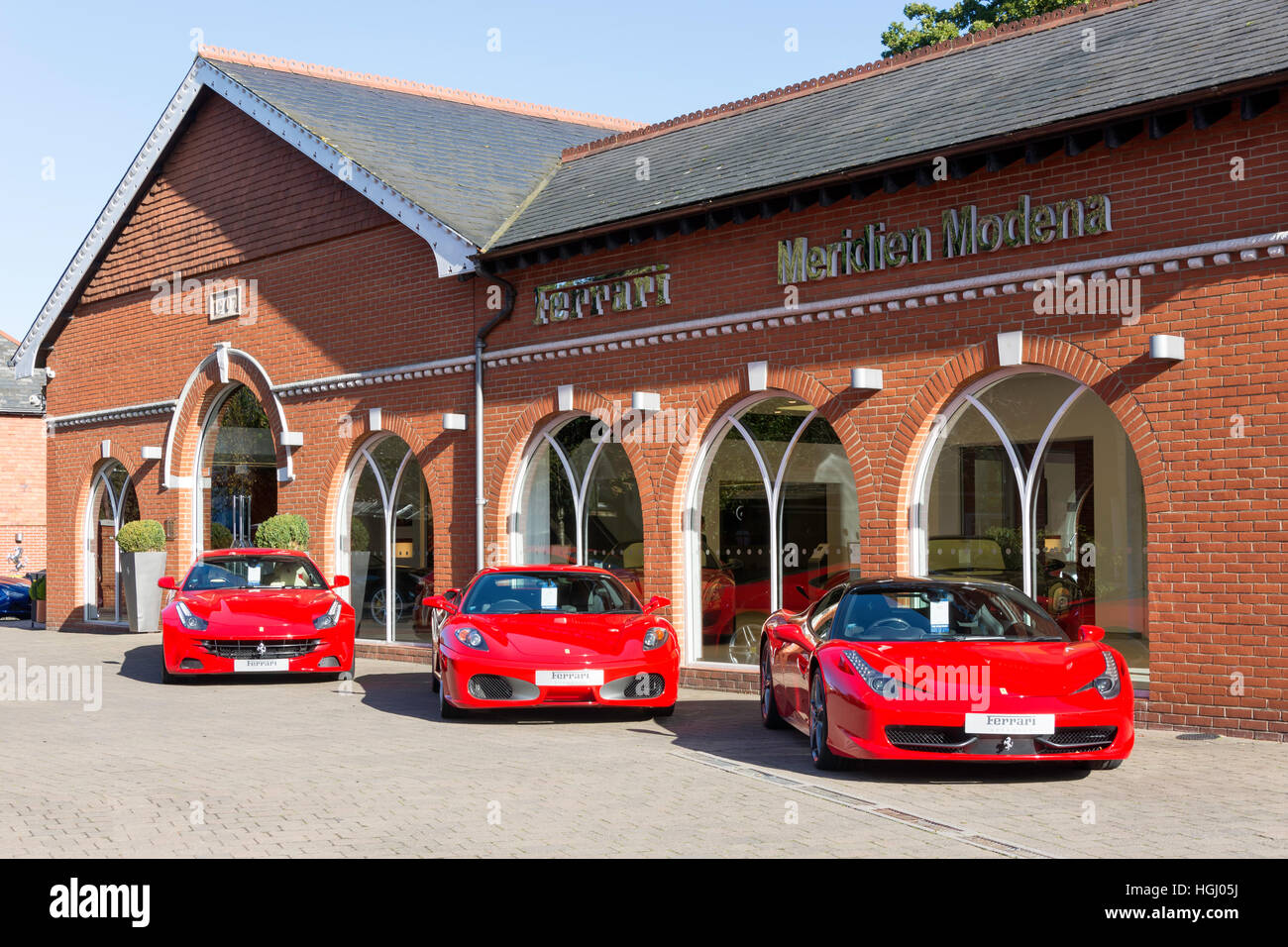 Meridien Modena Ferrari & Maserati Händler, High Street, Lyndhurst, Hampshire, England, Vereinigtes Königreich Stockfoto
