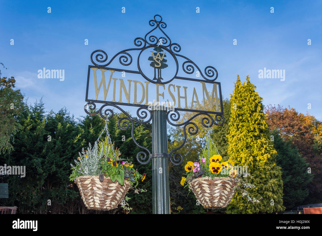 Windlesham Ortsschild, Chertsey Road, Windlesham, Surrey, England, Vereinigtes Königreich Stockfoto