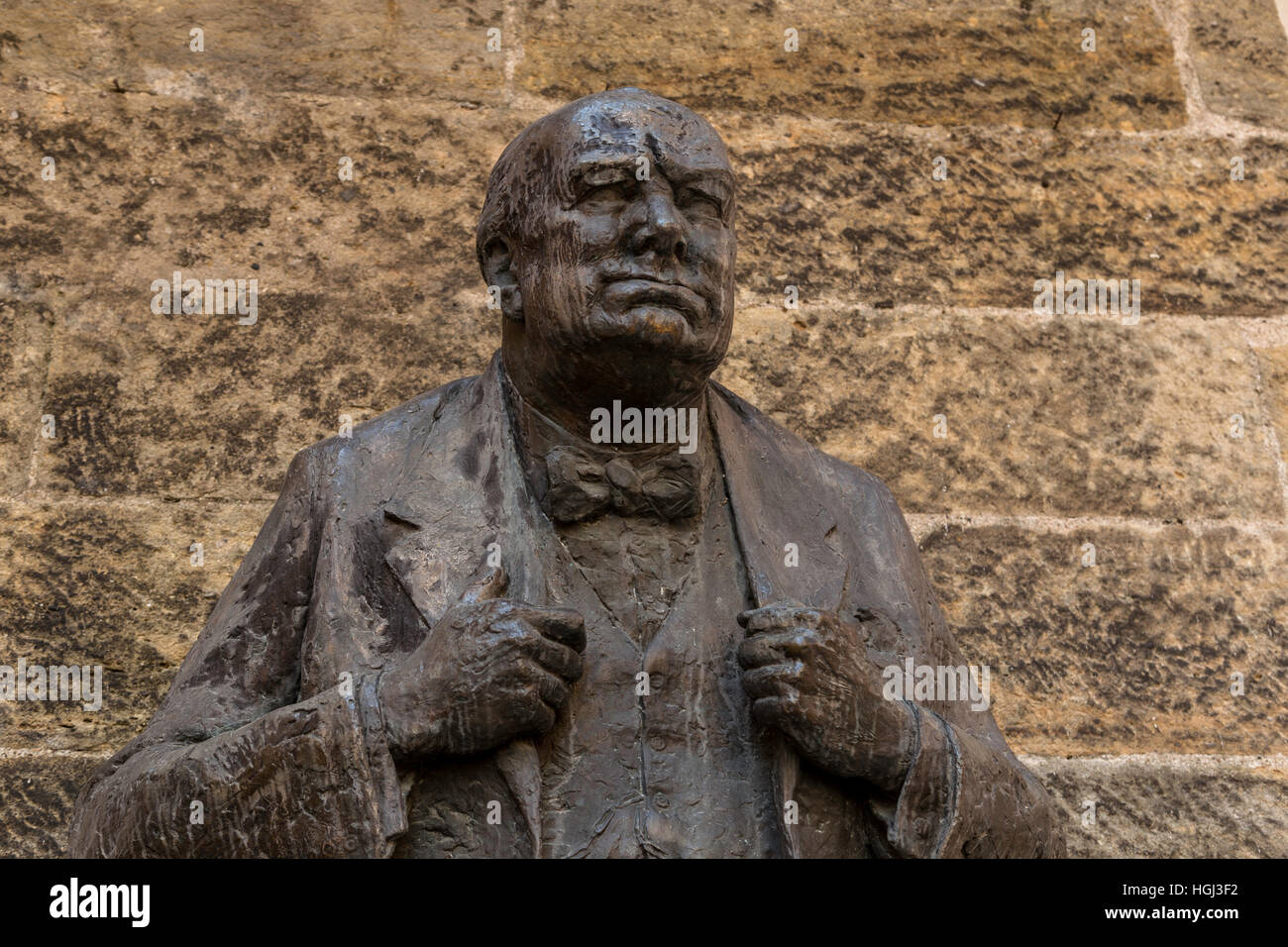 Skulptur von Sir Winston Churchill, vor der britischen Botschaft in Malá Strana Viertel, Prag, Böhmen, Tschechien. Stockfoto