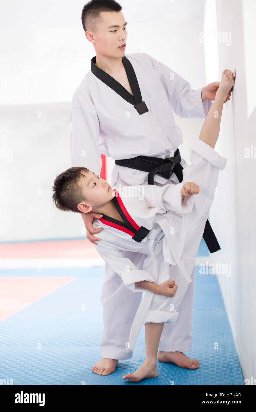 Junge Lehrer unterrichten junge Tae Kwon Do Stockfoto