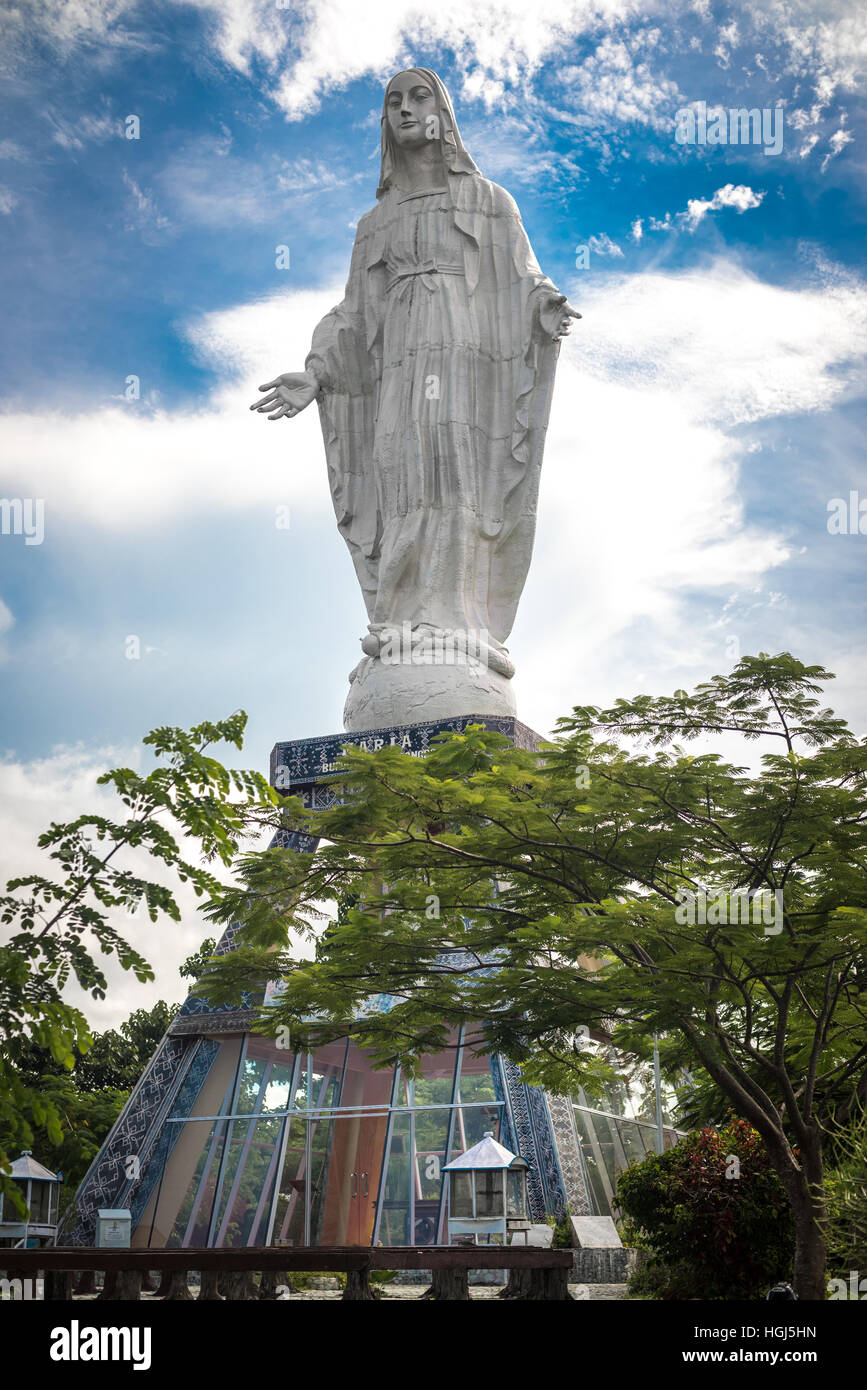 Eine riesige Skulptur, die Mutter Maria darstellt und auf dem Bukit Nilo (Nilo Hill) in Maumere, Flores Island, Indonesien, als „Mutter aller Nationen“ bezeichnet wird. Stockfoto