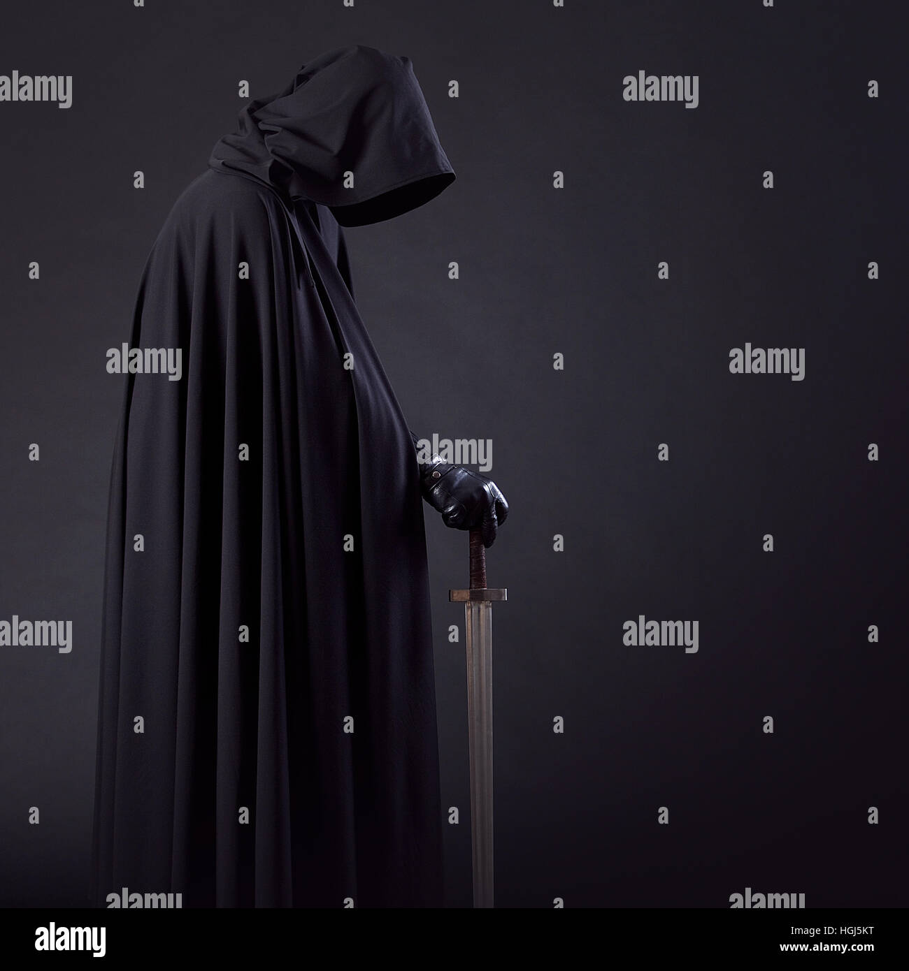 Porträt von einem mutigen Krieger-Wanderer in einem schwarzen Mantel und Schwert in der Hand. Stockfoto