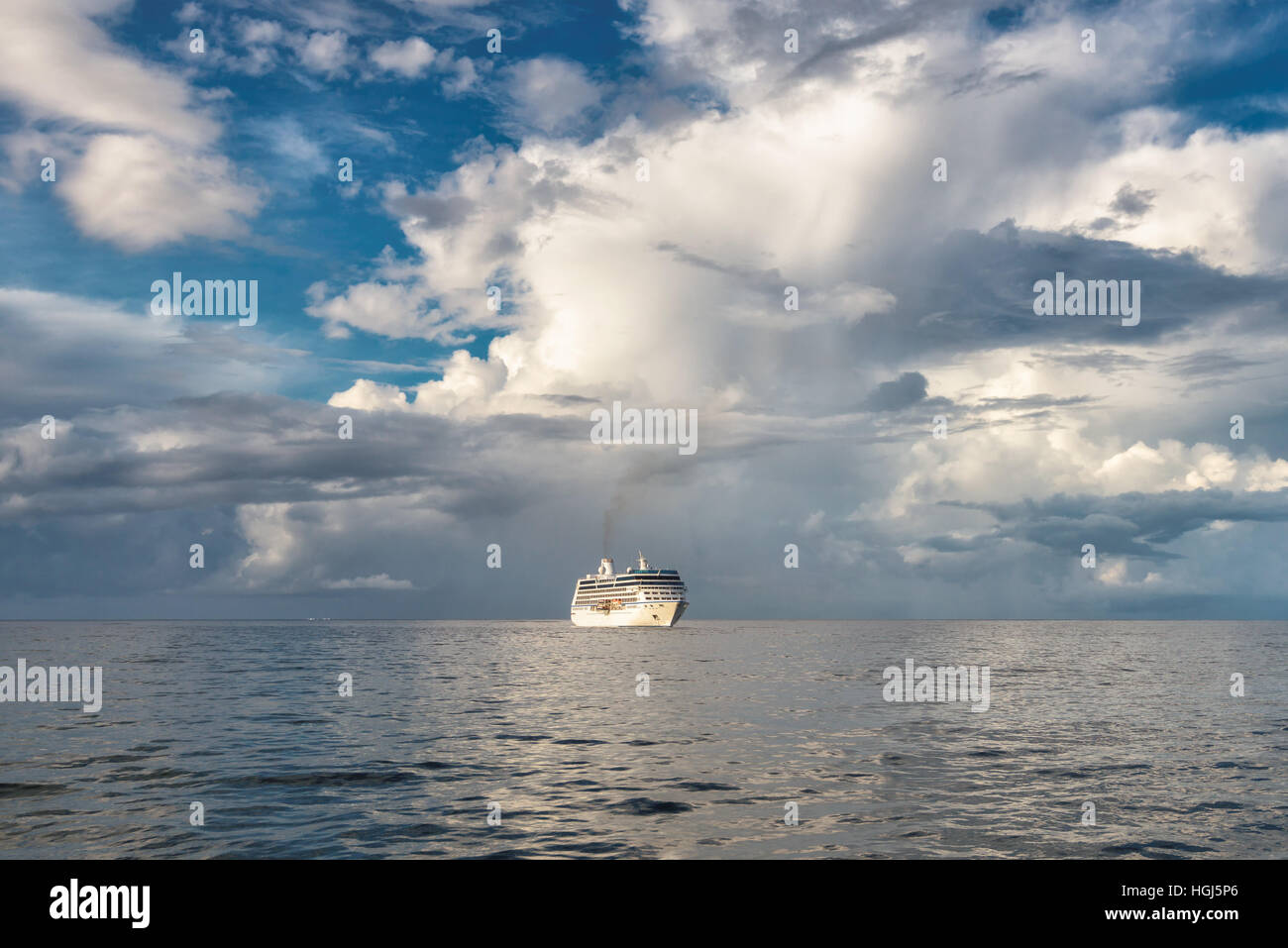 Kreuzfahrtschiff im Ozean Stockfoto