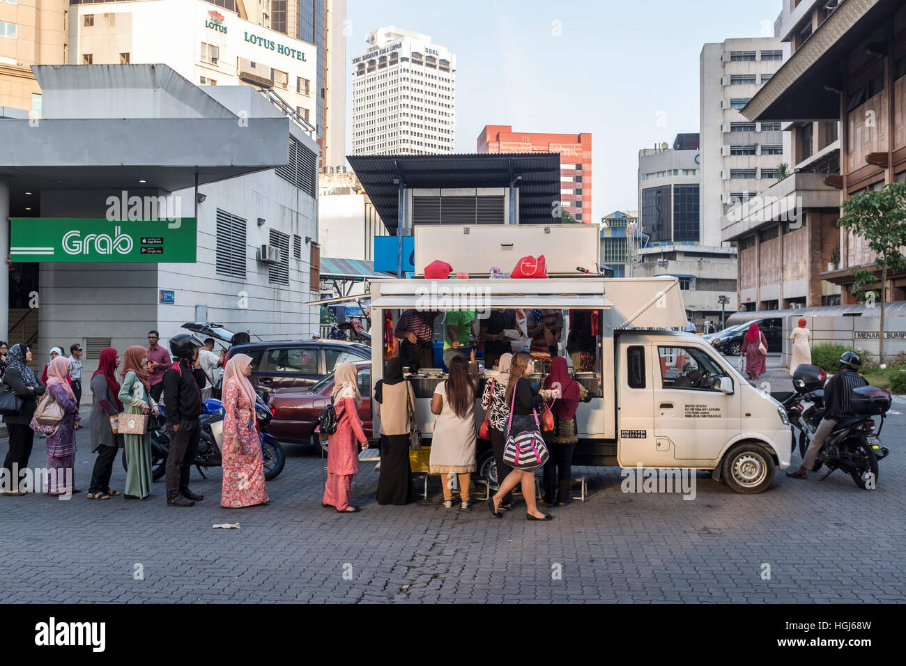 Kunden richten, um Essen in einem Food-Truck in Kuala Lumpur, Malaysia zu kaufen. Stockfoto