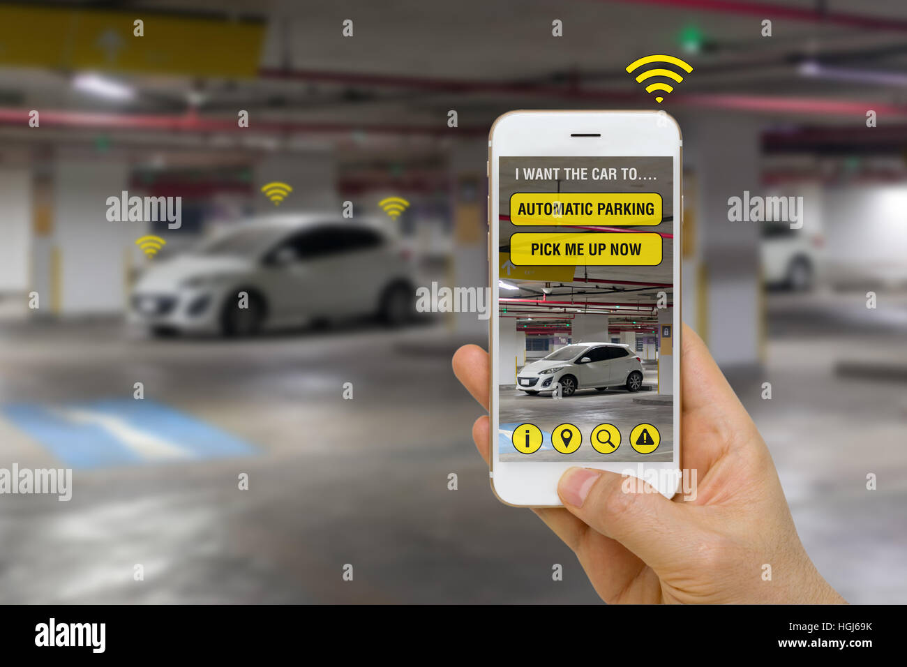 Konzept der app auf dem Smartphone selbstfahrendes Auto parken auf Parkplatz zu steuern. Stockfoto
