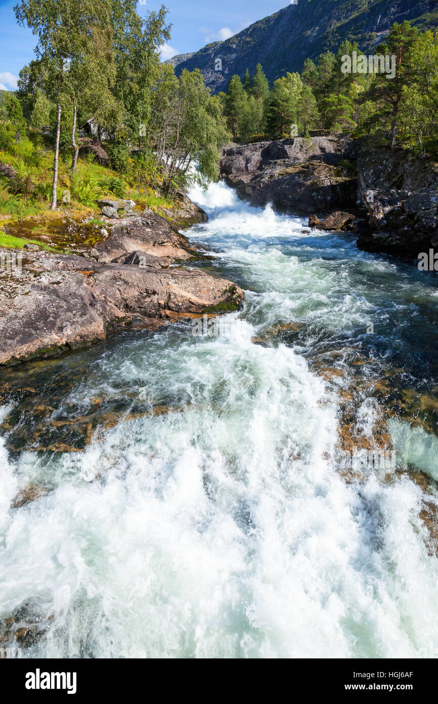 Norwegische Landschaft mit Wildwasser Stockfoto