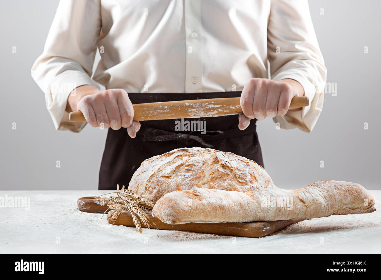 Die männliche Hände und rustikalen Bio Laib Brot Stockfoto