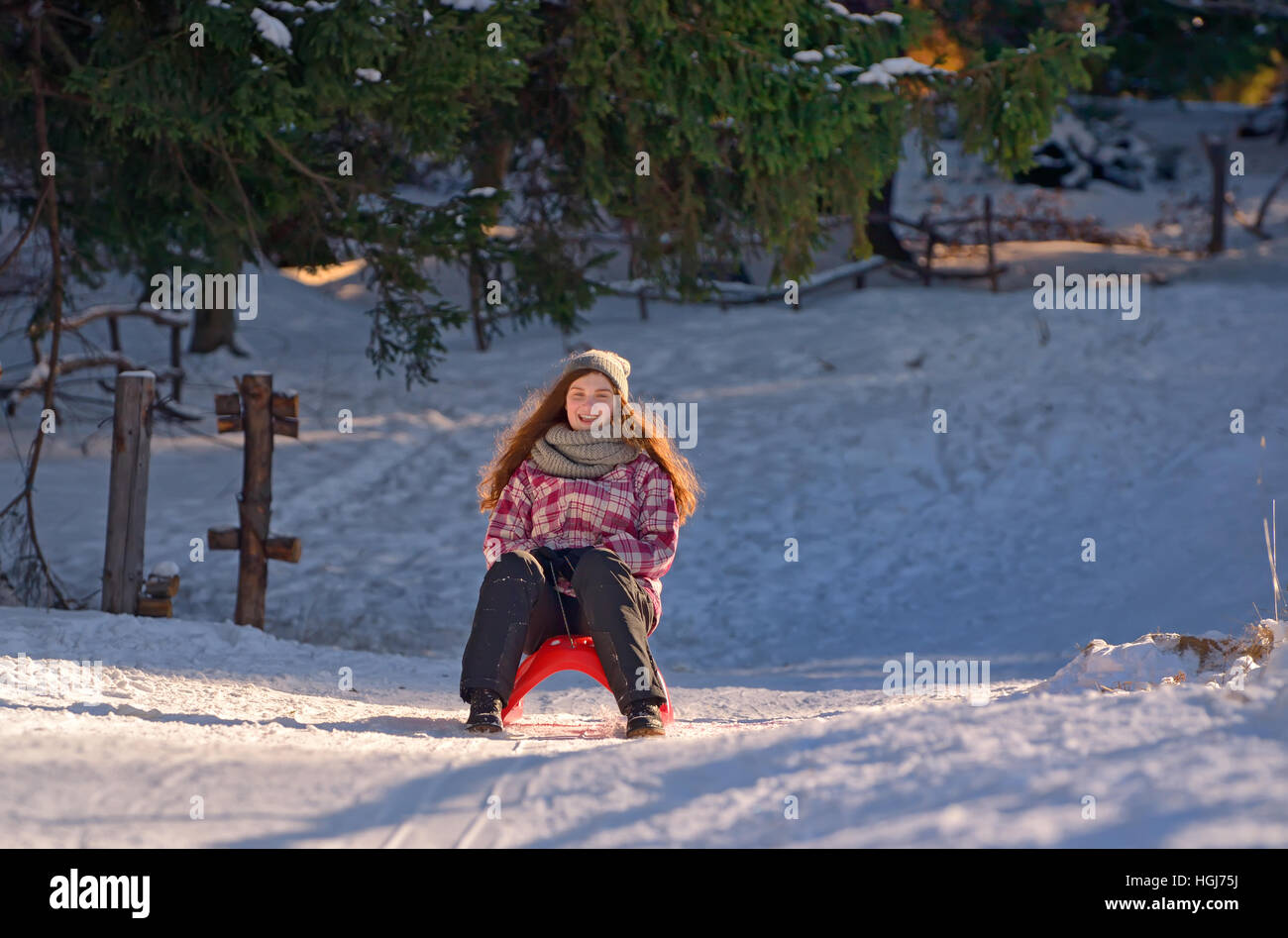 Glückliches Mädchen Hochrutschen im winter Stockfoto