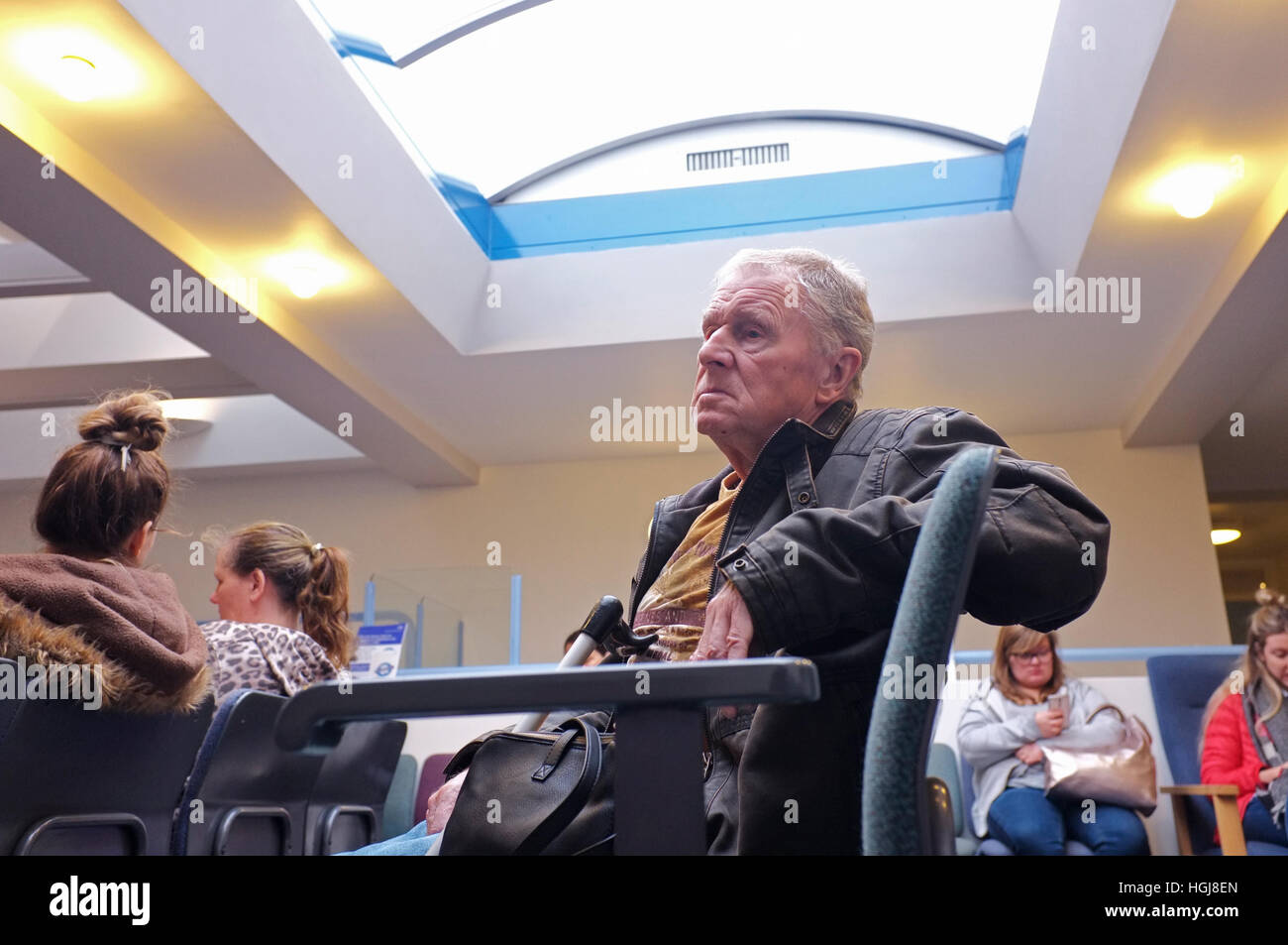Ein älterer Mann sitzt im Wartezimmer der Ärzte-Chirurgie in Cornwall Stockfoto