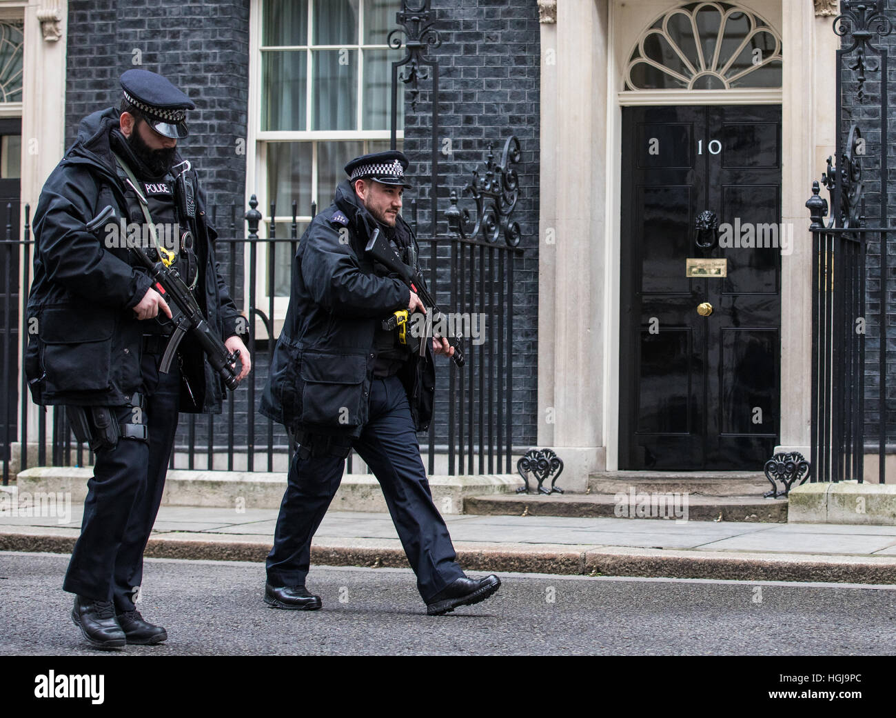 Bewaffnete Polizei patrouillieren außen Nr. 10 Downing Street in London. Stockfoto