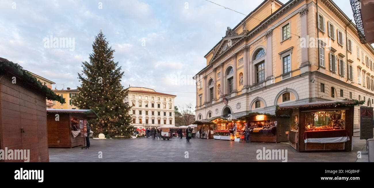 Lugano, Schweiz - 18. Dezember 2016: Weihnachtsmarkt mit Hütten beleuchtet und dekoriert mit den Farben in der Nacht. Stockfoto