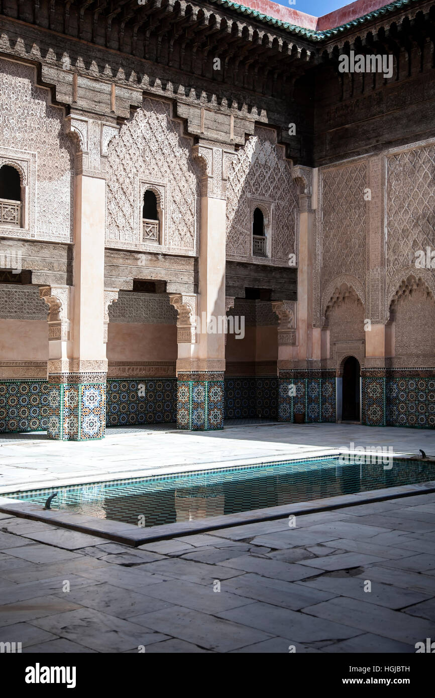 Innenhof und den Pool, Ali Ben Youssef Medersa (Koranschule), Marrakesch, Marokko Stockfoto