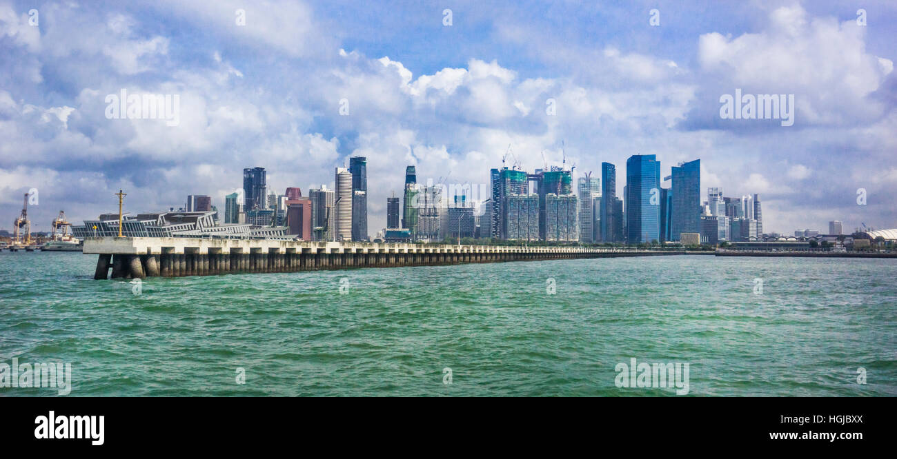 Blick auf die Skyline von Singapur aus dem Hafen von Singapur an der Marina South Pier Mole Stockfoto